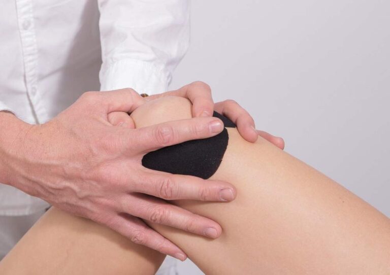 8 Tips for How to Treat a Knee Injury and How to Know If It’s Bad